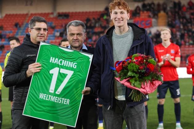 Bilder des Jahres 2023, Sport 12 Dezember Sport Themen der Woche KW50 Sport Bilder des Tages Manfred Schwabl (SpVgg Unterhaching, Praesident) mit Weltmeister Konstantin Heide (SpVgg Unterhaching, 24), Ehrung, SpVgg Unterhaching vs. SC Preussen Muenster, Fussball, 3. Liga, 19. Spieltag, Saison 23 24, 16.12.2023, DFL REGULATIONS PROHIBIT ANY USE OF PHOTOGRAPHS AS IMAGE SEQUENCES, SpVgg Unterhaching vs. SC Preussen Muenster, Fussball, 3. Liga, 19. Spieltag, Saison 23 24, 16.12.2023 Unterhaching *** Manfred Schwabl SpVgg Unterhaching, President with World Champion Konstantin Heide SpVgg Unterhaching, 24 , Honor, SpVgg Unterhaching vs SC Preussen Muenster, Football, 3 Liga, 19 Matchday, Season 23 24, 16 12 2023, DFL REGULATES PROHIBIT ANY USE OF PHOTOGRAPHS AS IMAGE SEQUENCES, SpVgg Unterhaching vs SC Preussen Muenster, Football, 3 Liga, Matchday 19, Season 23 24, 16 12 2023 Unterhaching Copyright: xEibner-Pressefoto JennixMaulx EP_JML
