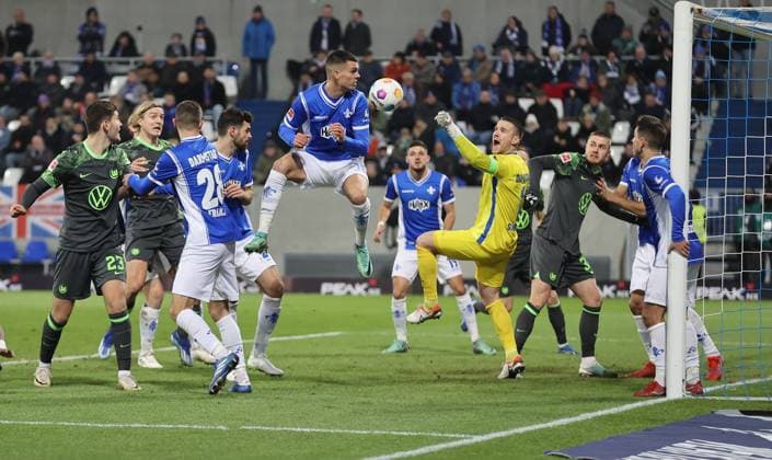 Sport Themen der Woche KW50 16.12.2023, xdcx, Fussball Bundesliga, SV Darmstadt 98 - VfL Wolfsburg, emonline, emspor, despor, v.l., Mathias Honsak (SV Darmstadt 98), Torwart Marcel Schuhen (SV Darmstadt 98), Mattias Svanberg (VfL Wolfsburg) DFL DFB REGULATIONS PROHIBIT ANY USE OF PHOTOGRAPHS AS IMAGE SEQUENCES AND OR QUASI-VIDEO. *** 16 12 2023, xdcx, Soccer Bundesliga, SV Darmstadt 98 VfL Wolfsburg, emonline, emspor, despor, v l , Mathias Honsak SV Darmstadt 98 , Goalkeeper Marcel Schuhen SV Darmstadt 98 , Mattias Svanberg VfL Wolfsburg DFL DFB REGULATIONS PROHIBIT ANY USE OF PHOTOGRAPHS AS IMAGE SEQUENCES AND OR QUASI VIDEO Copyright: HMBxMedia Claus