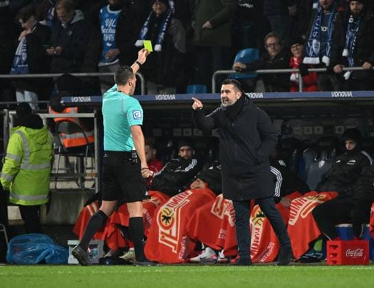 Sport Themen der Woche KW50 Sport Bilder des Tages Fussball, Herren, Saison 2023 2024, 1. Bundesliga (15. Spieltag), VfL Bochum - 1. FC Union Berlin, Schiedsrichter Sven Jablonski (Bremen) zeigt Trainer Nenad Bjelica (1. FC Union Berlin) die Gelbe Karte, 16.12. 2023, *** Football, Men, Season 2023 2024, 1 Bundesliga 15 Matchday , VfL Bochum 1 FC Union Berlin, Referee Sven Jablonski Bremen shows coach Nenad Bjelica 1 FC Union Berlin the yellow card, 16 12 2023, Copyright: xMatthiasxKochx