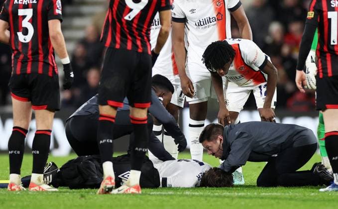 Sport Themen der Woche KW50 Sport Bilder des Tages Tom Lockyer of Luton Town is seen down receiving medical attention after collapsing on the pitch. AFC Bournemouth v Luton Town, Premier League, Football, Vitality Stadium, Bournemouth, UK - 16 Dec 2023 EDITORIAL USE ONLY No use with unauthorised audio, video, data, fixture lists, club league logos or live services. Online in-match use limited to 120 images, no video emulation. No use in betting, games or single club league player publications.  Copyright: xJamesxMarsh Shutterstockx 14259101bq