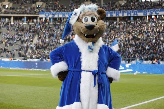 Sport Themen der Woche KW50 Sport Bilder des Tages Hertha Maskottchen, Deutschland, Berlin, Olympiastadion, Fussball, Herren, Saison 2023 2024, 2. Bundesliga, (17. Spieltag), Hertha BSC - VfL Osnabrück *** Hertha Mascot, Germany, Berlin, Olympiastadion, Football, Men, Season 2023 2024, 2 Bundesliga, 17 Matchday , Hertha BSC VfL Osnabrück