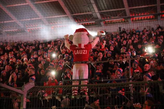 Sport Themen der Woche KW50 Sport Bilder des Tages Fast 5000 Besucher sangen gemeinsam mit Alexander Knappe, dem Cottbuser Kindermusical und dem Cottbuserr Kneipenchor auf der Nordwand - Energie-Maskottchen Lauzi auf der Nordwand Weihnachtssingen des FC Energie Cottbus gemeinsam mit der LEAG *** Almost 5000 visitors sang together with Alexander Knappe, the Cottbus childrens musical and the Cottbus pub choir on the north face Energie mascot Lauzi on the north face FC Energie Cottbus Christmas singing together with LEAG