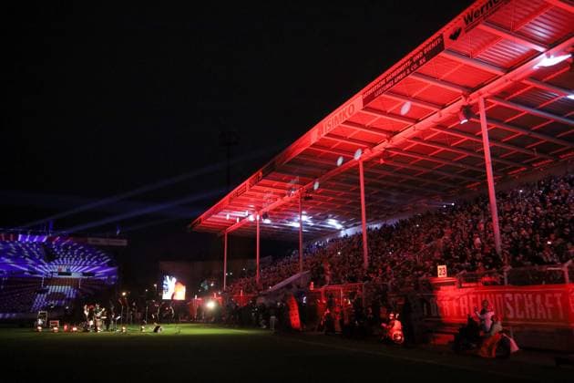 Sport Themen der Woche KW50 Fast 5000 Besucher sangen gemeinsam mit Alexander Knappe, dem Cottbuser Kindermusical und dem Cottbuserr Kneipenchor auf der Nordwand Weihnachtssingen des FC Energie Cottbus gemeinsam mit der LEAG *** Almost 5,000 visitors sang along with Alexander Knappe, the Cottbus childrens musical and the Cottbus pub choir on the north face Christmas caroling by FC Energie Cottbus together with LEAG