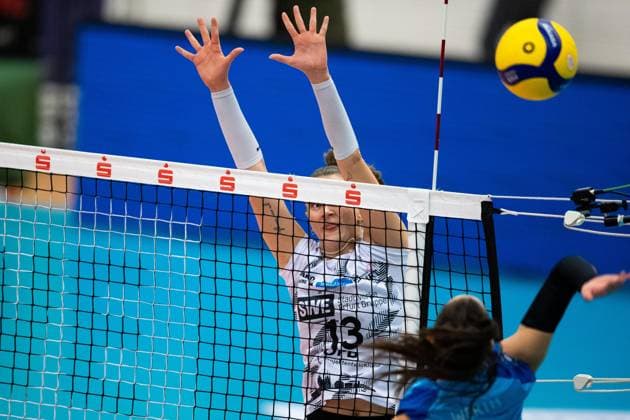 2. Bundesliga Frauen Pro: Schwarz-Weiss Erfurt vs. SSC Freisen; Erfurt; 16.12.2023 Lara Alyssa Darowski ( 13; Schwarz-Weiss Erfurt) gegen Doreen Werth ( 4; SSC Freisen) 2. Bundesliga Frauen Pro: Schwarz-Weiss Erfurt vs. SSC Freisen; Riethsporthalle Erfurt; 16.12.2023 Copyright: xBEAUTIFULxSPORTS Duehringx