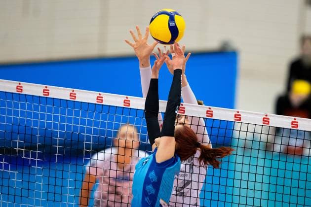 2. Bundesliga Frauen Pro: Schwarz-Weiss Erfurt vs. SSC Freisen; Erfurt; 16.12.2023 Leonie Dewes ( 8; SSC Freisen) gegen Alina Zellin ( 1; Schwarz-Weiss Erfurt) 2. Bundesliga Frauen Pro: Schwarz-Weiss Erfurt vs. SSC Freisen; Riethsporthalle Erfurt; 16.12.2023 Copyright: xBEAUTIFULxSPORTS Duehringx
