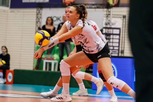 Lara Darowski (Schwarz-Weiss Erfurt, 13) bei der Ballannahme, 16.12.2023, Erfurt (Deutschland), Volleyball, 2. Bundesliga Frauen Pro, Schwarz-Weiss Erfurt - SSC Freisen