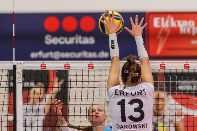 Lara Darowski (Schwarz-Weiss Erfurt, 13) beim Block, 16.12.2023, Erfurt (Deutschland), Volleyball, 2. Bundesliga Frauen Pro, Schwarz-Weiss Erfurt - SSC Freisen