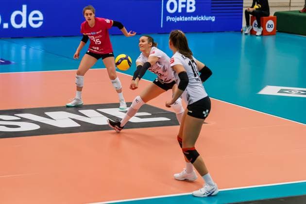 Sina Fuchs (Schwarz-Weiss Erfurt, 6) bei der Ballannahme, 16.12.2023, Erfurt (Deutschland), Volleyball, 2. Bundesliga Frauen Pro, Schwarz-Weiss Erfurt - SSC Freisen