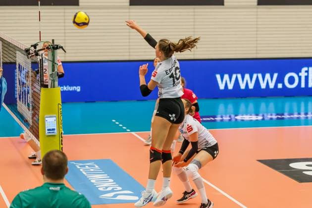 Pia Mohr (Schwarz-Weiss Erfurt, 10) beim Angriff, 16.12.2023, Erfurt (Deutschland), Volleyball, 2. Bundesliga Frauen Pro, Schwarz-Weiss Erfurt - SSC Freisen