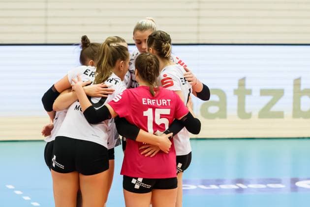 Teamkreis, Mannschaftskreis, Ansprache, Motivation Schwarz-Weiss Erfurt, 16.12.2023, Erfurt (Deutschland), Volleyball, 2. Bundesliga Frauen Pro, Schwarz-Weiss Erfurt - SSC Freisen
