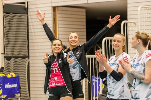 von links: Mia Stauß (Schwarz-Weiss Erfurt, 11, Libera), Silvie Pavlova (Schwarz-Weiss Erfurt, 4), Antonia Greskamp (Schwarz-Weiss Erfurt, 9), Ashlyn Blotzer (Schwarz-Weiss Erfurt, 7); Jubel, celebration, 16.12.2023, Erfurt (Deutschland), Volleyball, 2. Bundesliga Frauen Pro, Schwarz-Weiss Erfurt - SSC Freisen