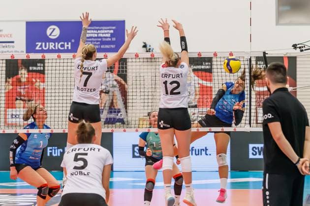 von links: Ashlyn Blotzer (Schwarz-Weiss Erfurt, 7), Tina De Groot (Schwarz-Weiss Erfurt, 12), Kim-Marie Hartmann (Freisen, 3); Aktion, action, 16.12.2023, Erfurt (Deutschland), Volleyball, 2. Bundesliga Frauen Pro, Schwarz-Weiss Erfurt - SSC Freisen