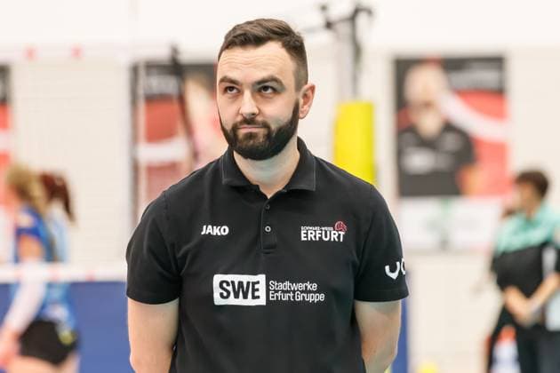 Mateusz Zarczynski (Schwarz-Weiss Erfurt, Trainer); Porträt, Einzelbild, 16.12.2023, Erfurt (Deutschland), Volleyball, 2. Bundesliga Frauen Pro, Schwarz-Weiss Erfurt - SSC Freisen