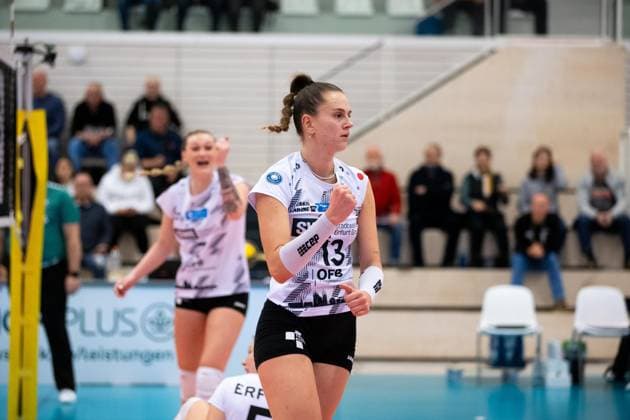 2. Bundesliga Frauen Pro: Schwarz-Weiss Erfurt vs. SSC Freisen; Erfurt; 16.12.2023 Jubel, Lara Alyssa Darowski ( 13; Schwarz-Weiss Erfurt) und Ashlyn Maye Blotzer ( 7; Schwarz-Weiss Erfurt) (dahinter) 2. Bundesliga Frauen Pro: Schwarz-Weiss Erfurt vs. SSC Freisen; Riethsporthalle Erfurt; 16.12.2023 Copyright: xBEAUTIFULxSPORTS Duehringx