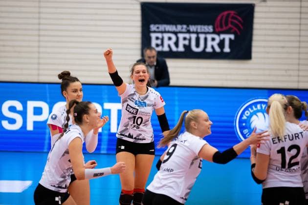 2. Bundesliga Frauen Pro: Schwarz-Weiss Erfurt vs. SSC Freisen; Erfurt; 16.12.2023 Jubel, Pia Mohr ( 10; Schwarz-Weiss Erfurt) und Mannschaft 2. Bundesliga Frauen Pro: Schwarz-Weiss Erfurt vs. SSC Freisen; Riethsporthalle Erfurt; 16.12.2023 Copyright: xBEAUTIFULxSPORTS Duehringx