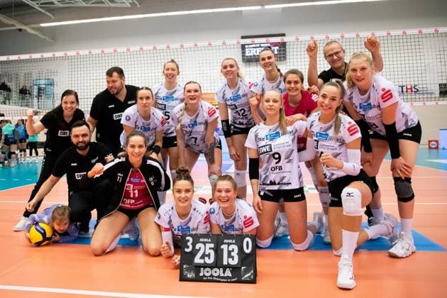 2. Bundesliga Frauen Pro: Schwarz-Weiss Erfurt vs. SSC Freisen; Erfurt; 16.12.2023 Siegerfoto (Schwarz-Weiss Erfurt) 2. Bundesliga Frauen Pro: Schwarz-Weiss Erfurt vs. SSC Freisen; Riethsporthalle Erfurt; 16.12.2023 Copyright: xBEAUTIFULxSPORTS Duehringx