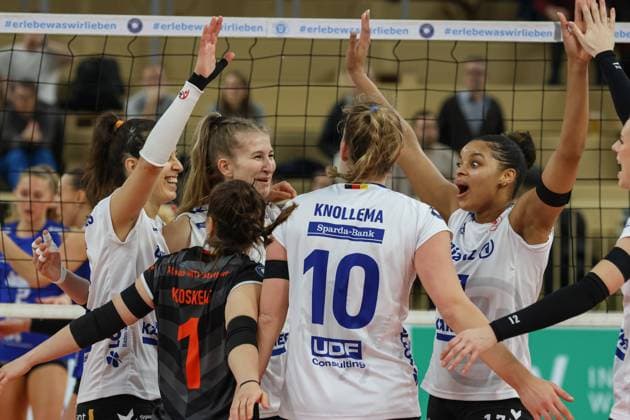 16.12.2023, xusrbx, Volleyball 1.Bundesliga Damen, VC Wiesbaden - MTV Allianz Stuttgart, emspor, die Spielerinnen von MTV Allianz Stuttgart, Jubel, Freude, Emotion, (DFL DFB REGULATIONS PROHIBIT ANY USE OF PHOTOGRAPHS as IMAGE SEQUENCES and or QUASI-VIDEO) Wiesbaden