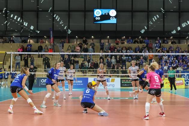 16.12.2023, xusrbx, Volleyball 1.Bundesliga Damen, VC Wiesbaden - MTV Allianz Stuttgart, emspor, v.l. Rachel Anderson (VC Wiesbaden, 17), Melissa Langegger (VC Wiesbaden, 6), Monique Strubbe (MTV Allianz Stuttgart, 8), Rene Sain (VC Wiesbaden, 9), (DFL DFB REGULATIONS PROHIBIT ANY USE OF PHOTOGRAPHS as IMAGE SEQUENCES and or QUASI-VIDEO) Wiesbaden