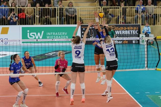 16.12.2023, xusrbx, Volleyball 1.Bundesliga Damen, VC Wiesbaden - MTV Allianz Stuttgart, emspor, v.l. Eline Timmerman (MTV Allianz Stuttgart, 9), Jaidyn Blanchfield (VC Wiesbaden, 2), Britt Bongaerts (MTV Allianz Stuttgart, 12), (DFL DFB REGULATIONS PROHIBIT ANY USE OF PHOTOGRAPHS as IMAGE SEQUENCES and or QUASI-VIDEO) Wiesbaden