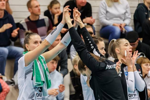 von links: Lara Darowski (Schwarz-Weiss Erfurt, 13), Mia Stauß (Schwarz-Weiss Erfurt, 11, Libera); Jubel, celebration, 16.12.2023, Erfurt (Deutschland), Volleyball, 2. Bundesliga Frauen Pro, Schwarz-Weiss Erfurt - SSC Freisen