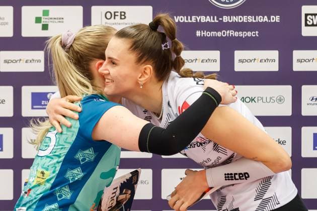 von links: Lena Zewe (Freisen, 13), Lara Darowski (Schwarz-Weiss Erfurt, 13); Most Valuable Player, 16.12.2023, Erfurt (Deutschland), Volleyball, 2. Bundesliga Frauen Pro, Schwarz-Weiss Erfurt - SSC Freisen