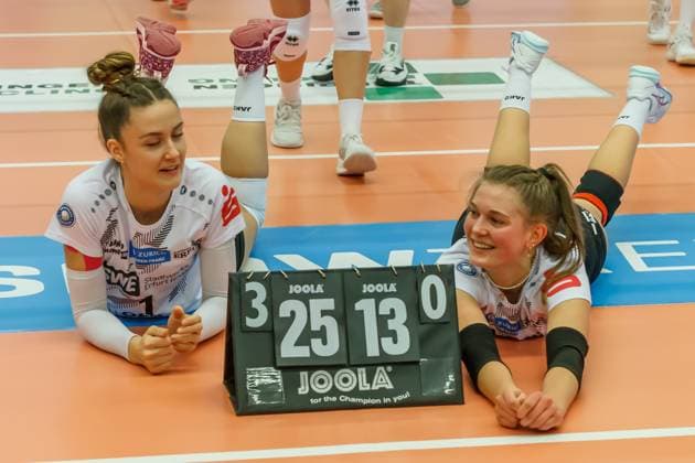Jubel, celebration bei Schwarz-Weiss Erfurt über den Sieg; von links: Alina Zellin (Schwarz-Weiss Erfurt, 1), Pia Mohr (Schwarz-Weiss Erfurt, 10), 16.12.2023, Erfurt (Deutschland), Volleyball, 2. Bundesliga Frauen Pro, Schwarz-Weiss Erfurt - SSC Freisen