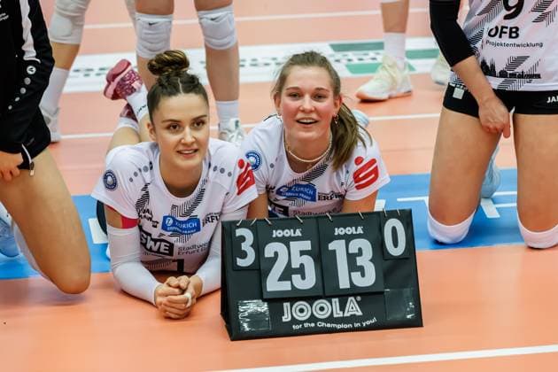Jubel, celebration bei Schwarz-Weiss Erfurt über den Sieg; von links: Alina Zellin (Schwarz-Weiss Erfurt, 1), Pia Mohr (Schwarz-Weiss Erfurt, 10), 16.12.2023, Erfurt (Deutschland), Volleyball, 2. Bundesliga Frauen Pro, Schwarz-Weiss Erfurt - SSC Freisen