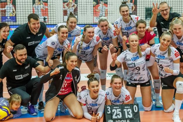 Jubel, celebration bei Schwarz-Weiss Erfurt über den Sieg, 16.12.2023, Erfurt (Deutschland), Volleyball, 2. Bundesliga Frauen Pro, Schwarz-Weiss Erfurt - SSC Freisen