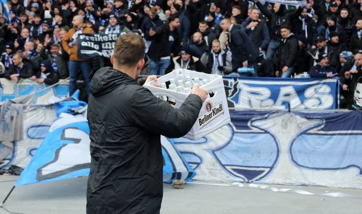 Florian Niederlechner kommt mit Bierkiste aus der Ostkurve, Geschenk der Fans Fußball Fussball DFL 2.Bundesliga Herren 17.Spieltag Saison 2023 2024 16.12.2023 Hertha BSC Berlin vs. VfL Osnabrück DFL regulations prohibit any use of photographs as image sequences and or quasi-video *** Florian Niederlechner comes out of the Ostkurve with a crate of beer, gift from the fans Sport Football Soccer DFL 2 Bundesliga Men 17 Matchday Season 2023 2024 16 12 2023 Hertha BSC Berlin vs VfL Osnabrück DFL regulations prohibit any use of photographs as image sequences and or quasi video