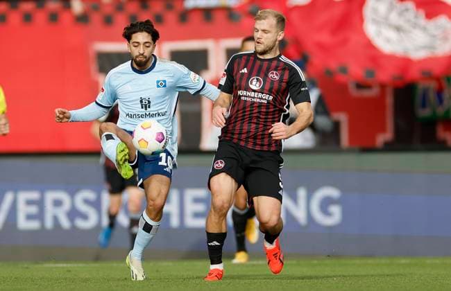 Bild: Immanuel Pherai (Hamburger SV, 10) und Johannes Geis (1.FC Nuernberg, 5). (l-r). 16.12.2023, Fussball, 2. Bundesliga, 1. FC Nürnberg - Hamburger SV, GER, Nuernberg, Max-Morlock-Stadion, DFL REGULATIONS PROHIBIT ANY USE OF PHOTOGRAPHS AS IMAGE SEQUENCES AND OR QUASI-VIDEO.