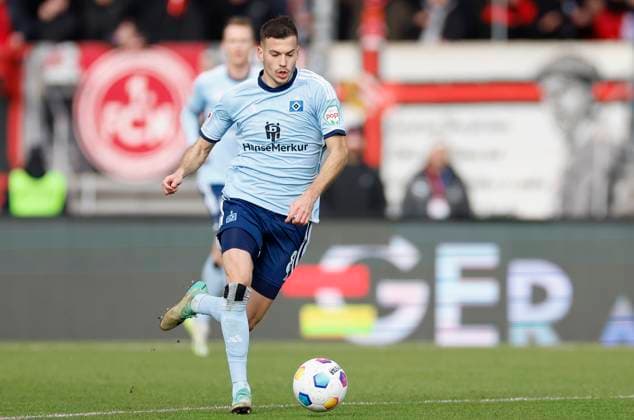 Bild: Laszlo Benes (Hamburger SV, 8) (l-r). 16.12.2023, Fussball, 2. Bundesliga, 1. FC Nürnberg - Hamburger SV, GER, Nuernberg, Max-Morlock-Stadion, DFL REGULATIONS PROHIBIT ANY USE OF PHOTOGRAPHS AS IMAGE SEQUENCES AND OR QUASI-VIDEO.