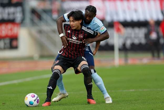 Bild: Daichi Hayashi (1.FC Nuernberg, 9) und Stephan Ambrosius (Hamburger SV). (l-r). 16.12.2023, Fussball, 2. Bundesliga, 1. FC Nürnberg - Hamburger SV, GER, Nuernberg, Max-Morlock-Stadion, DFL REGULATIONS PROHIBIT ANY USE OF PHOTOGRAPHS AS IMAGE SEQUENCES AND OR QUASI-VIDEO.