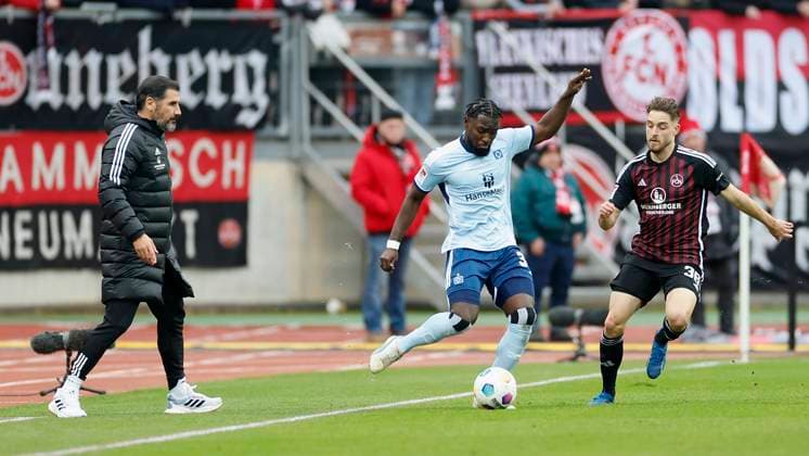 Bild: Trainer Cristian Fiel (1.FC Nuernberg), Stephan Ambrosius (Hamburger SV) und Jannes Horn (1.FC Nuernberg, 38) (l-r). 16.12.2023, Fussball, 2. Bundesliga, 1. FC Nürnberg - Hamburger SV, GER, Nuernberg, Max-Morlock-Stadion, DFL REGULATIONS PROHIBIT ANY USE OF PHOTOGRAPHS AS IMAGE SEQUENCES AND OR QUASI-VIDEO.