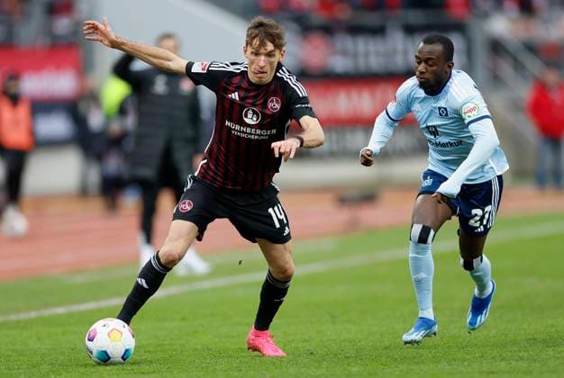 Bild: Benjamin Goller (1.FC Nuernberg, 14) und Jean-Luc Dompe (Hamburger SV, 27) (l-r). 16.12.2023, Fussball, 2. Bundesliga, 1. FC Nürnberg - Hamburger SV, GER, Nuernberg, Max-Morlock-Stadion, DFL REGULATIONS PROHIBIT ANY USE OF PHOTOGRAPHS AS IMAGE SEQUENCES AND OR QUASI-VIDEO.