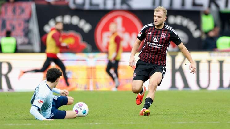Bild: Nicolas Oliveira (Hamburger SV, 47) und Johannes Geis (1.FC Nuernberg, 5) (l-r). 16.12.2023, Fussball, 2. Bundesliga, 1. FC Nürnberg - Hamburger SV, GER, Nuernberg, Max-Morlock-Stadion, DFL REGULATIONS PROHIBIT ANY USE OF PHOTOGRAPHS AS IMAGE SEQUENCES AND OR QUASI-VIDEO.