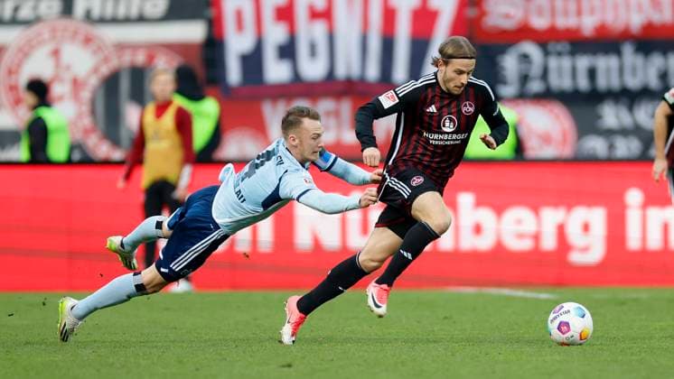 Bild: Sebastian Schonla (Hamburger SV, 4) und Felix Lohkemper (1.FC Nuernberg, 7) (l-r). 16.12.2023, Fussball, 2. Bundesliga, 1. FC Nürnberg - Hamburger SV, GER, Nuernberg, Max-Morlock-Stadion, DFL REGULATIONS PROHIBIT ANY USE OF PHOTOGRAPHS AS IMAGE SEQUENCES AND OR QUASI-VIDEO.