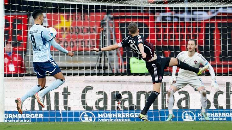 Bild: Robert Glatzel (Hamburger SV, 9) und Florian Huebner (1.FC Nuernberg, 19) (l-r). 16.12.2023, Fussball, 2. Bundesliga, 1. FC Nürnberg - Hamburger SV, GER, Nuernberg, Max-Morlock-Stadion, DFL REGULATIONS PROHIBIT ANY USE OF PHOTOGRAPHS AS IMAGE SEQUENCES AND OR QUASI-VIDEO.