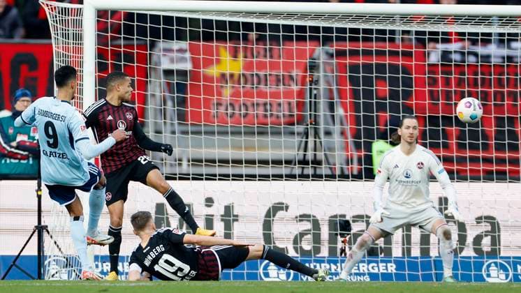 Bild: Robert Glatzel (Hamburger SV, 9) (m) Goal scored, erzielt das Tor zum 1:0 celebrate the goal, Jan Gyamerah (1.FC Nuernberg, 28) (l) und Florian Huebner (1.FC Nuernberg, 19) (r). 16.12.2023, Fussball, 2. Bundesliga, 1. FC Nürnberg - Hamburger SV, GER, Nuernberg, Max-Morlock-Stadion, DFL REGULATIONS PROHIBIT ANY USE OF PHOTOGRAPHS AS IMAGE SEQUENCES AND OR QUASI-VIDEO.