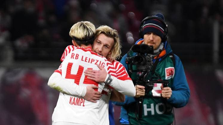 Fußball, 1. Bundesliga Saison 2023 2024, 15. Spoieltag RB Leipzig vs. TSG Hoffenheim (16.12.2023) 3:1 (1:1). Abschied von Emil Forsberg (Linksaussen RB Leipzig, Rueckennummer 10, 10) (Mitte). Forsberg und Kevin Kampl (Zentrales Mittelfeld RB Leipzig, Rueckennummer 44, 44) (li.) umarmen sich nach dem Spiel RB Leipzig gegen Hoffenheim (16.12.2023). Forsberg wird den Verein nach neun Jahren in der Winterpause Richtung Red Bull New York verlassen. Leipzig Sachsen Deutschland Red Bull Arena
