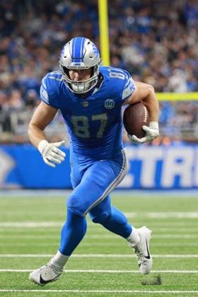 Denver Broncos vs Detroit Lions Detroit Lions tight end Sam LaPorta (87) runs the ball during the first half of an NFL, American Football Herren, USA football game between the Denver Broncos and the Detroit Lions in Detroit, Michigan USA, on Saturday, December 16, 2023. Detroit Michigan United States  Copyright: xJorgexLemusx originalFilename:lemus-denverbr231216_npdAw.jpg
