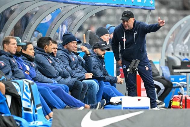 2. Bundesliga - Hertha BSC Berlin - VfL Osnabrück am 16.12.2023 im Olympiastadion in Berlin Trainer Pal Dardai (Hertha BSC Berlin) unzufrieden, enttäuscht, enttaeuscht, niedergeschlagen.