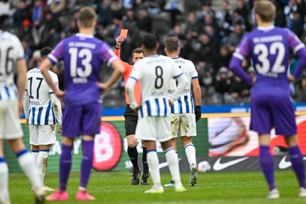 2. Bundesliga - Hertha BSC Berlin - VfL Osnabrück am 16.12.2023 im Olympiastadion in Berlin Rot, rot Karte für Florian Niederlechner (Hertha BSC Berlin)