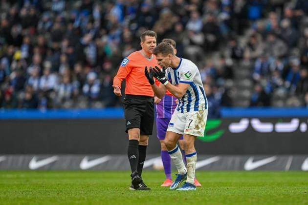 2. Bundesliga - Hertha BSC Berlin - VfL Osnabrück am 16.12.2023 im Olympiastadion in Berlin Florian Niederlechner (Hertha BSC Berlin) unzufrieden, enttäuscht, enttaeuscht, niedergeschlagen nach seiner roten Karte.