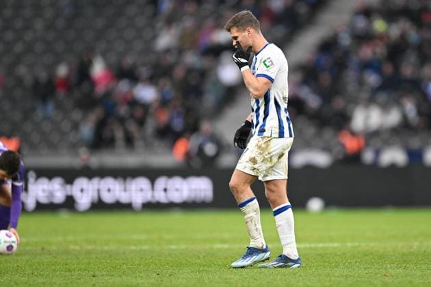 2. Bundesliga - Hertha BSC Berlin - VfL Osnabrück am 16.12.2023 im Olympiastadion in Berlin Florian Niederlechner (Hertha BSC Berlin) unzufrieden, enttäuscht, enttaeuscht, niedergeschlagen nach seiner roten Karte.