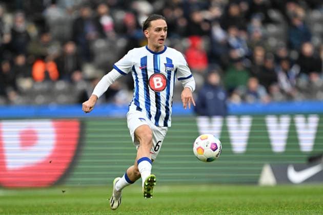 2. Bundesliga - Hertha BSC Berlin - VfL Osnabrück am 16.12.2023 im Olympiastadion in Berlin Michal Karbownik (Hertha BSC Berlin) am Ball.