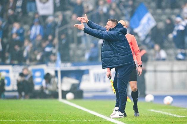 2. Bundesliga - Hertha BSC Berlin - VfL Osnabrück am 16.12.2023 im Olympiastadion in Berlin Trainer Pal Dardai (Hertha BSC Berlin) gibt lautstark Anweisungen