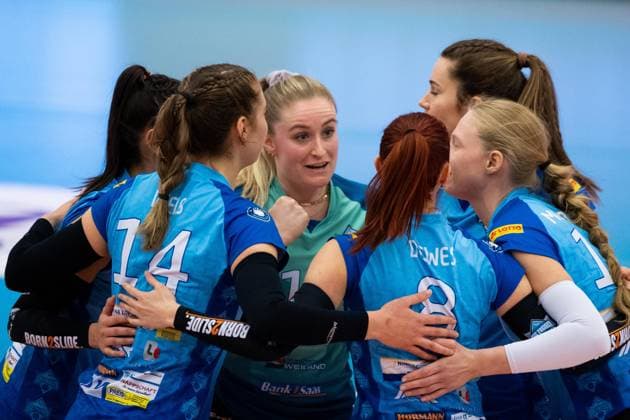 2. Bundesliga Frauen Pro: Schwarz-Weiss Erfurt vs. SSC Freisen; Erfurt; 16.12.2023 Lena Zewe ( 13; SSC Freisen) (Bildmitte) und Mannschaft 2. Bundesliga Frauen Pro: Schwarz-Weiss Erfurt vs. SSC Freisen; Riethsporthalle Erfurt; 16.12.2023 Copyright: xBEAUTIFULxSPORTS Duehringx