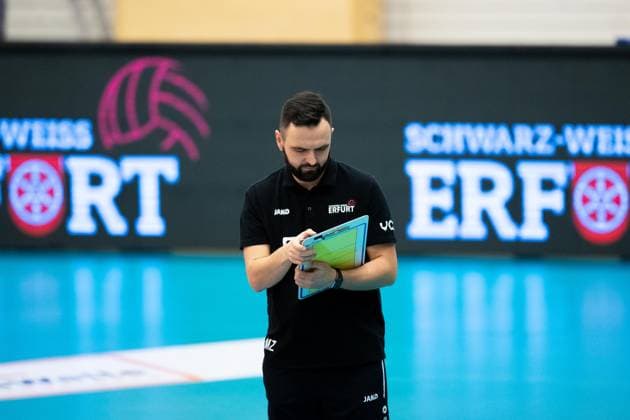 2. Bundesliga Frauen Pro: Schwarz-Weiss Erfurt vs. SSC Freisen; Erfurt; 16.12.2023 Mateusz Zarczynski (Trainer; Schwarz-Weiss Erfurt) 2. Bundesliga Frauen Pro: Schwarz-Weiss Erfurt vs. SSC Freisen; Riethsporthalle Erfurt; 16.12.2023 Copyright: xBEAUTIFULxSPORTS Duehringx