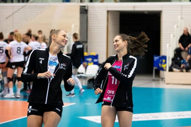 2. Bundesliga Frauen Pro: Schwarz-Weiss Erfurt vs. SSC Freisen; Erfurt; 16.12.2023 Silvie Pavlová ( 4; Schwarz-Weiss Erfurt) (links) und Mia Anna Stauß ( 11; Schwarz-Weiss Erfurt) (rechts) 2. Bundesliga Frauen Pro: Schwarz-Weiss Erfurt vs. SSC Freisen; Riethsporthalle Erfurt; 16.12.2023 Copyright: xBEAUTIFULxSPORTS Duehringx