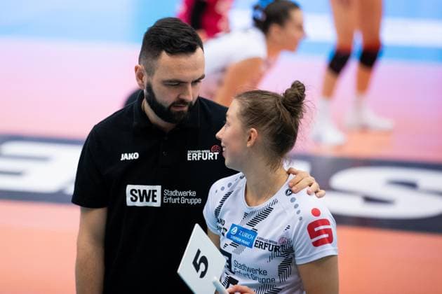 2. Bundesliga Frauen Pro: Schwarz-Weiss Erfurt vs. SSC Freisen; Erfurt; 16.12.2023 Trainer Mateusz Zarczynski (Trainer; Schwarz-Weiss Erfurt) und Isabella Noble ( 5; Schwarz-Weiss Erfurt) 2. Bundesliga Frauen Pro: Schwarz-Weiss Erfurt vs. SSC Freisen; Riethsporthalle Erfurt; 16.12.2023 Copyright: xBEAUTIFULxSPORTS Duehringx